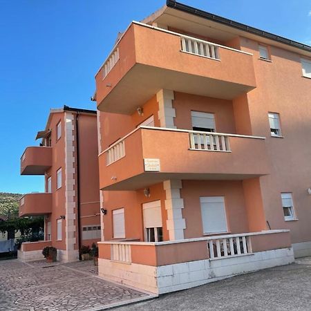 Hotel Apartman Jukic Marina Exterior foto