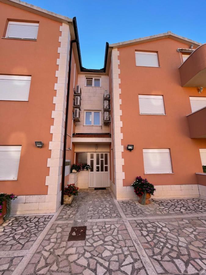 Hotel Apartman Jukic Marina Exterior foto